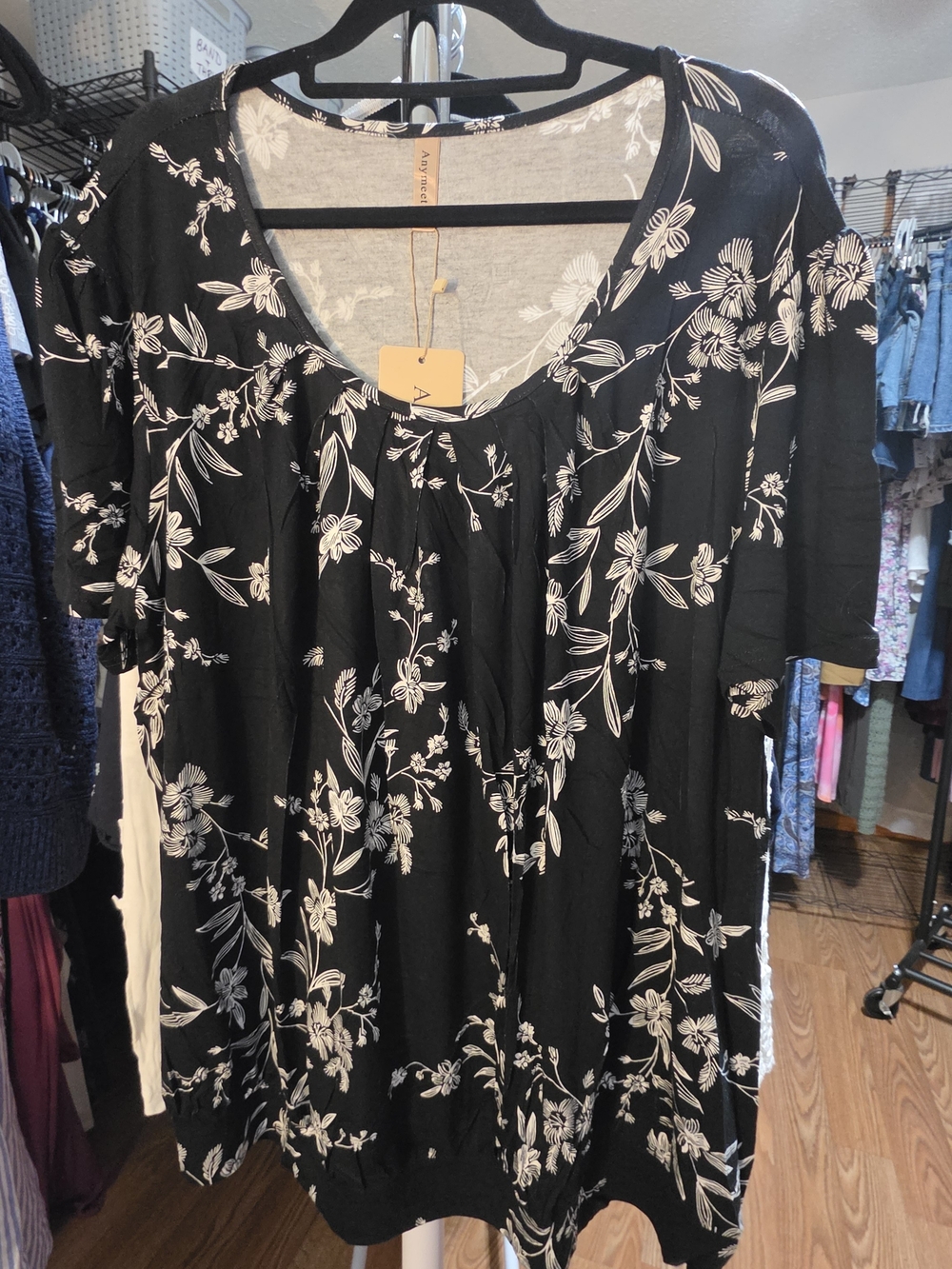 ANYMEET Black Floral Scoop-Neck Tunic Top